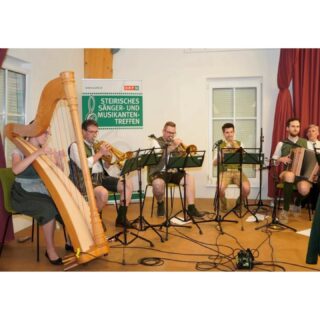 Rückblick auf Teil 1 vom Strattl Musi Intensivwochenende 🤭 @saengerundmusikantentreffen in St. Magdalena 😊🎶
Für alle, die nicht dabei waren:
Bild 1: Die Strattl Musi bei ihrem ersten SUMT 😁
Bild 2: Ja, Matthias war auch dabei. 😉
Bild 3: Spontanes Interview mit @poesievonlisa auf Augenhöhe. 😋 (inkl. Rechenaufgabe 🫡)
Bild 4: Lauter tolle Musikerinnen und Musiker, die 𝗮𝗺 𝟬𝟵.𝟬𝟳. 𝗮𝗯 𝟮𝟬:𝟬𝟰 𝗨𝗵𝗿 𝗮𝘂𝗳 𝗥𝗮𝗱𝗶𝗼 𝗦𝘁𝗲𝗶𝗲𝗿𝗺𝗮𝗿𝗸 zu hören sind! 🥳
📸: @saengerundmusikantentreffen
#strattlmusi #tanzlmusi #oststeiermark #steiermark #blasmusik #volksmusik #thermenregion #hartbergerland #SUMT #sängerundmusikantentreffen #radiosteiermark #klingendesteiermark