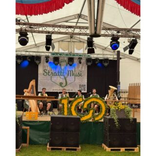 Bereits ein Monat her und immer noch nicht ganz verarbeitet, was am Strattl Musi-Intensivwochenende alles passiert ist. 🫡

Hier Impressionen von Teil 2, Samstag:

Bild 1: Mama schau, wir haben einen Backdrop 😁 (aka Banner) 
Bild 2: Erster Stopp nach einer Nacht im Bus mit wenig Schlaf und ziemlich viel Dosenbier: Der @schmalegger_beck - Danke für eure unglaubliche Gastfreundschaft, das Frühstück und den "Moschd" 🤗😂
Bild 3: Eure Aussicht... 😎🎶 Lust auf mehr bekommen? Die Fortsetzung gibt's auf Spotify, Youtube & Co 🔊👂🏼
Bild 4: ... unsere Aussicht 🤩🪉Danke @mv_schmalegg für die Einladung! 
Bild 5: Auch bei der Heimfahrt alles in den Bus bekommen!  Danke @petra_schafzahl , du warst die beste Chauffeurin! 🤩🚌💨
Bild 6: "Mein Schatzzz" 🤭 Vom Schmalleger Beck gab's nicht nur Frühstück, sondern auch Proviant für die Heimfahrt. Vielen Dank, es war vorzüglich 🥰🤌🏼 

#strattlmusi #tanzlmusi #oststeiermark #steiermark #blasmusik #volksmusik #pfingstfest #deutschland #schwaben #100jahremvschmalegg #festzelt #frühschoppen