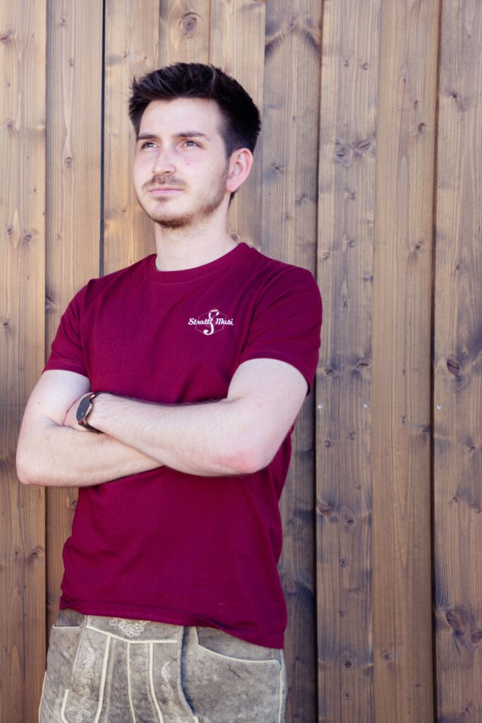 Des san wir. Ein Foto von Kevin in seinem dunkelroten T-Shirt von der Strattl Musi.