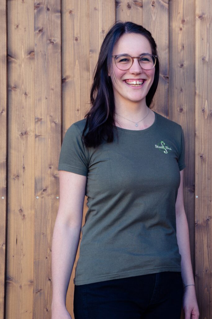 Des san wir. Ein Foto von Sarah in ihrem olivgrünen T-Shirt von der Strattl Musi.