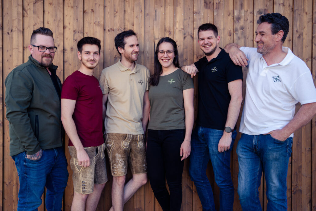 Ein Gruppenfoto von der Strattl Musi, aufgenommen um den Strattl Musi Merch zu präsentieren.