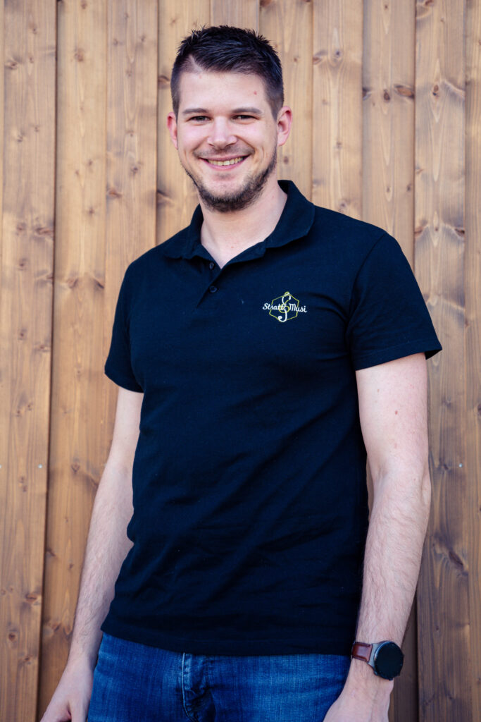 Des san wir. Ein Foto von Matthias in seinem schwarzen Polo-Shirt von der Strattl Musi.