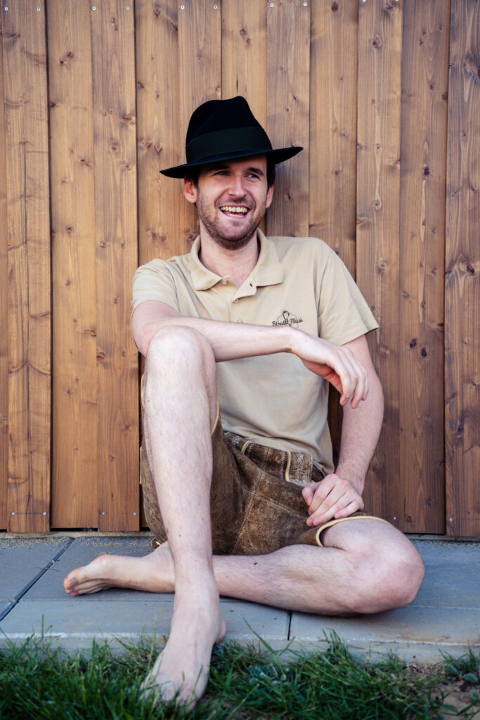 Des san wir. Ein Foto von Mario in seinem sandfarbenen Polo-Shirt von der Strattl Musi.
