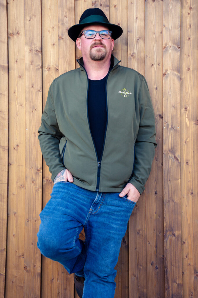 Des san wir. Ein Foto von Thomas in seiner Softshell-Jacke von der Strattl Musi.